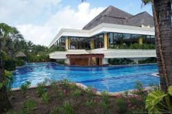 Swim-up pool bar at Gran Bahia Principe Akumal.jpg