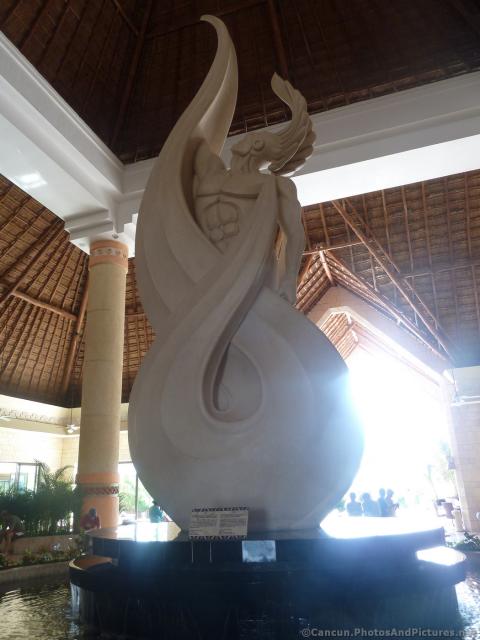 Ixim statue by Renato Dorfman at Gran Bahia Principe Akumal.jpg