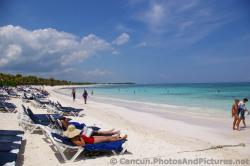 Vacationers at the beach Grand Palladium Kantenah.jpg