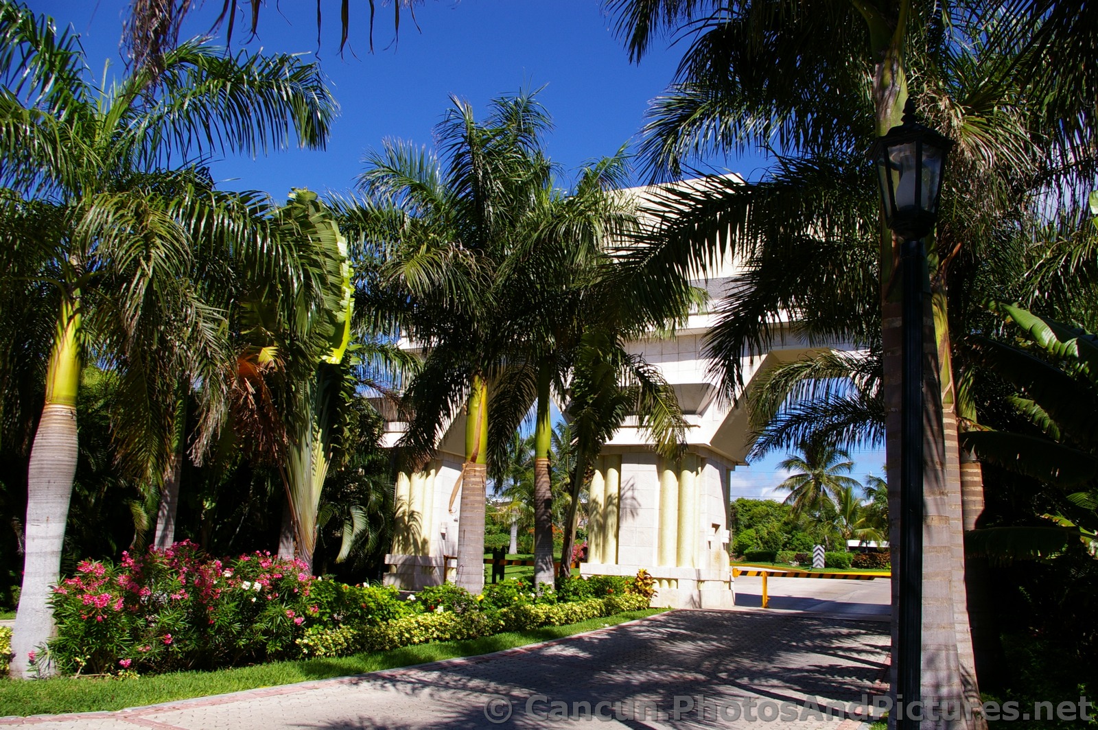 Security gate entrance to Grand Palladium Kantenah.jpg