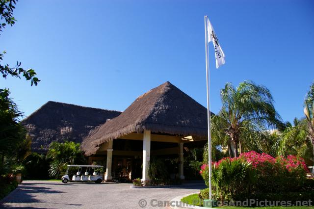 Entrance to Lobby of Grand Palladium Kantenah.jpg