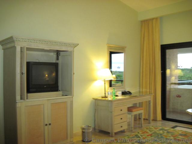 Grand Palladium Kantenah villa work desk and TV.jpg