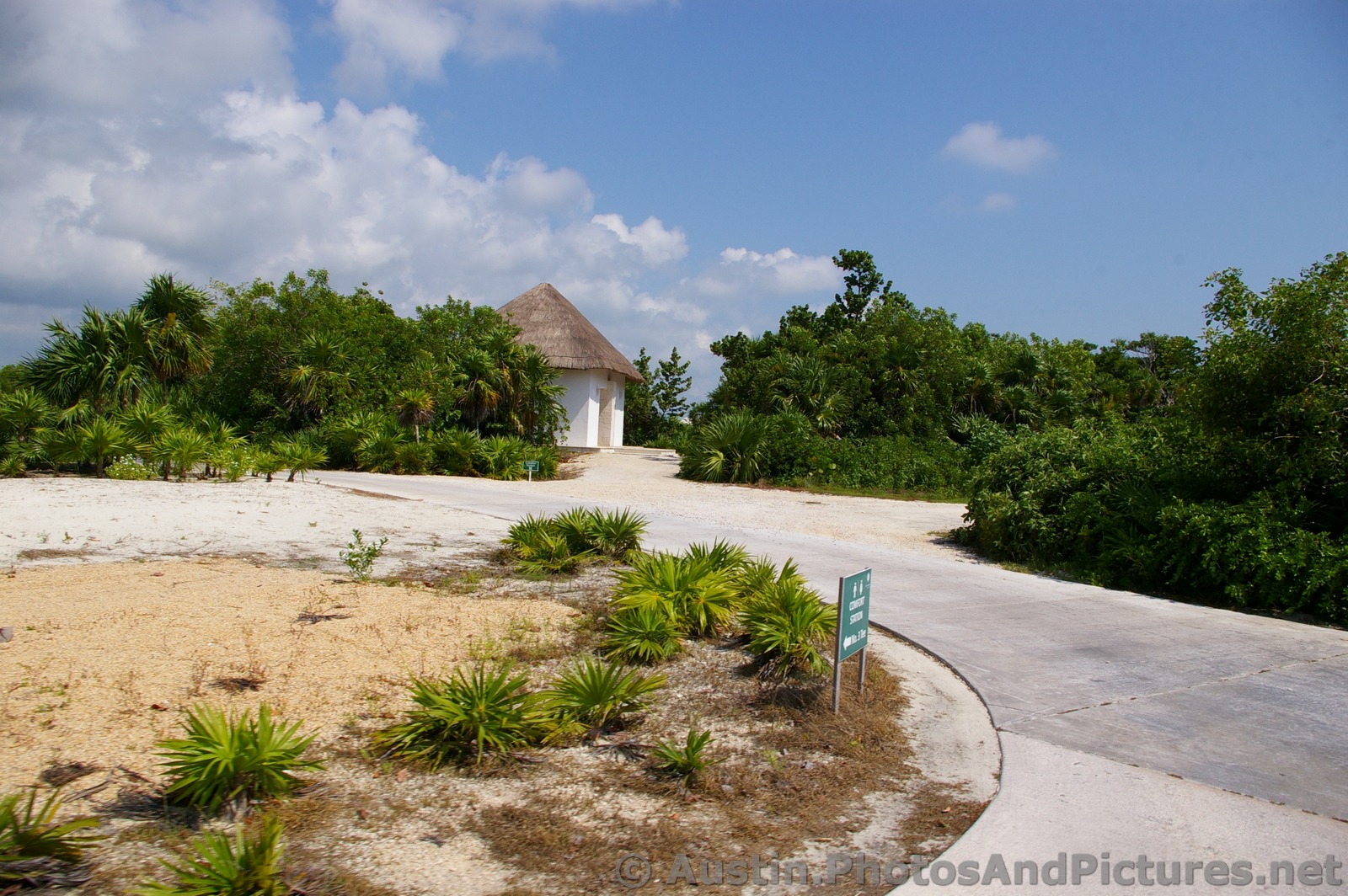 Playa Mujeres golf course restroom.jpg