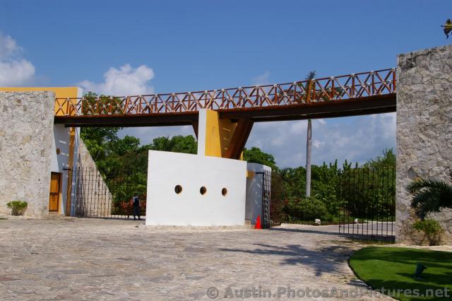 Playa Mujeres hotel area entrance gate.jpg
