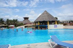 La Isla swim-up bar at Grand Bahia Principe Tulum.jpg