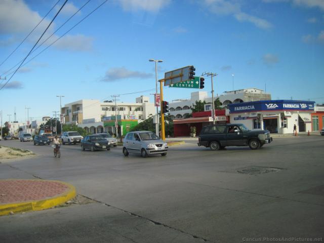 Street intersection in Playa del Carmen.jpg