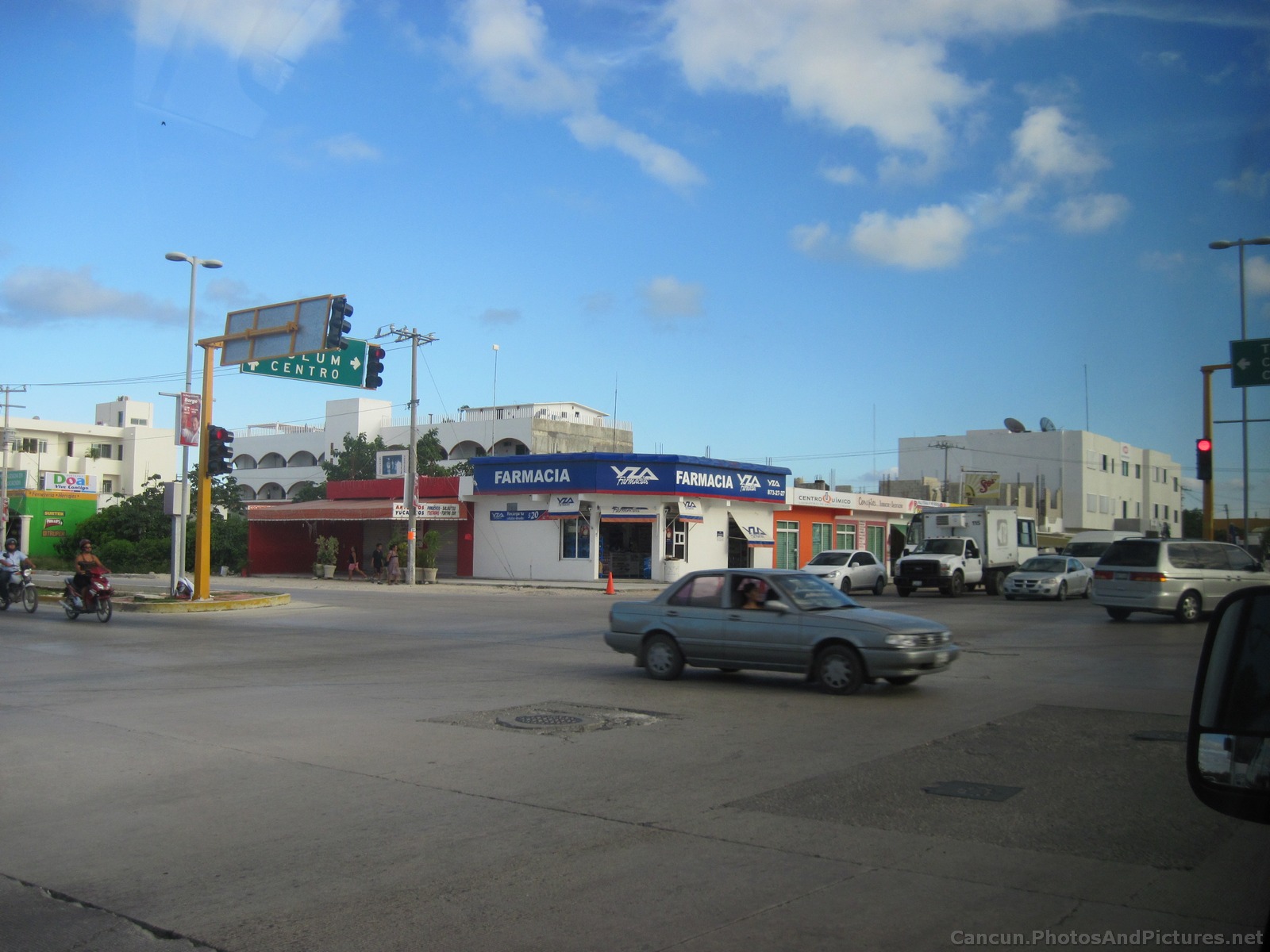 Pharmacy farmacia in Playa del Carmen.jpg