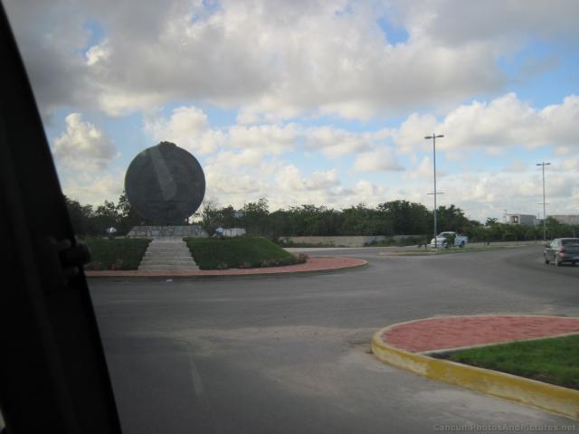 A roundabout in Playa del Carmen.jpg