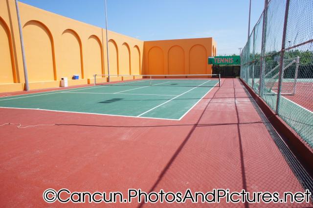 Ocean Coral & Turquesa tennis court.jpg